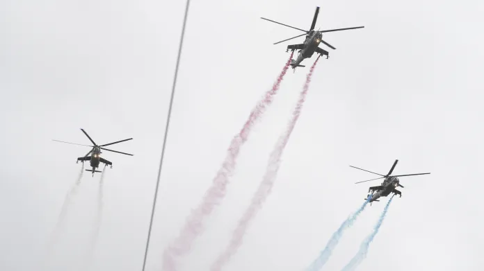 Na závěr přehlídky vytvořily helikoptéry Mi-24 nad Evropskou trikolóru