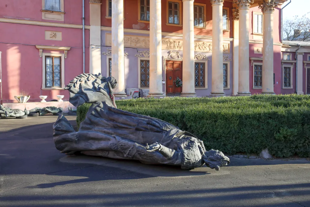 Po invazi ruských vojsk na Ukrajinu byla kontroverzní socha několikrát na protest polita barvou a jinak poškozována. Její osud se naplnil, když byla v prosinci 2022 stržena