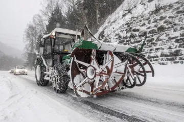 Silnice a chodníky mohou klouzat, večer a v noci se bude tvořit náledí  