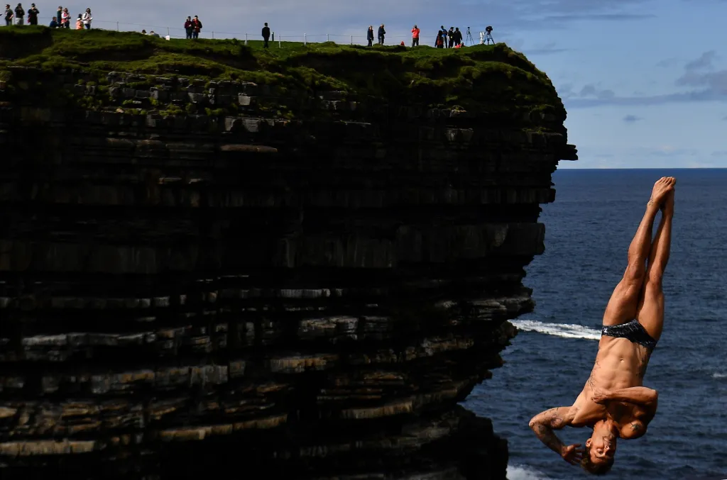 V irském panství Mayo se konala část světové série ve skocích do vody. Na snímku je zachycen jeden z nejlepších skokanů na světě Ital Alessandro De Rose při akrobatickém letu u skalního útesu, který nese název Downpatrick Head