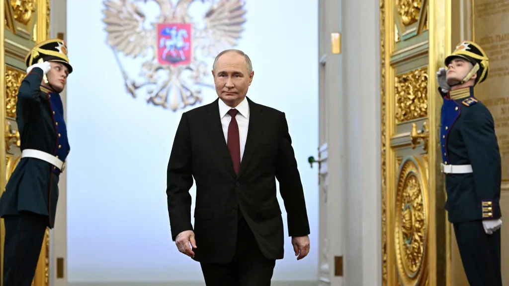 Vladimir Putin při ceremonii v Kremlu