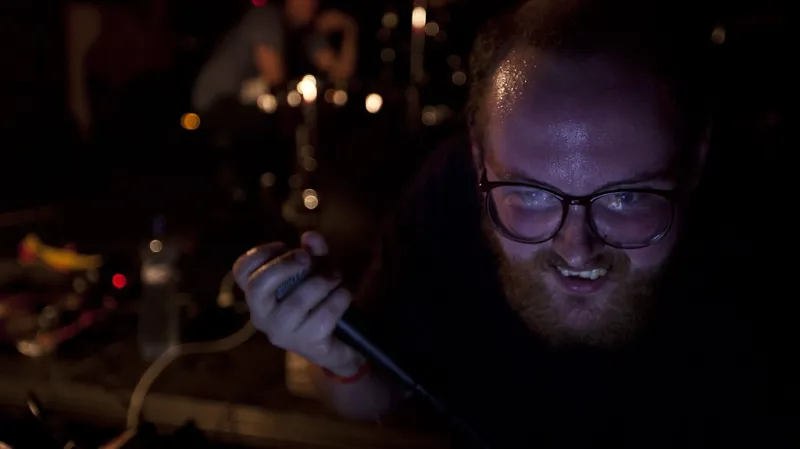 Dan Deacon ponořený do hraní