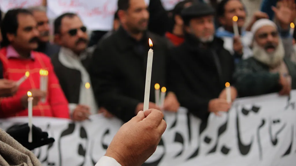 Zapálené svíčky na znamení protestu proti útoku Talibanu v Péšávaru