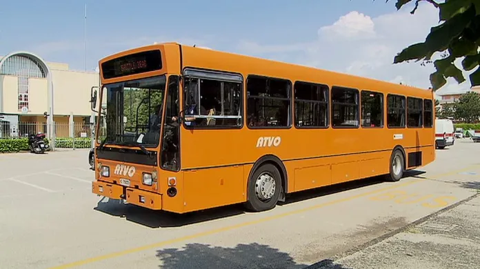 Autobus v Bibione vozí turisty na pláž zdarma