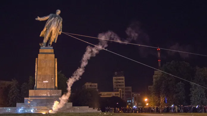 Padající socha Vladimira Iljiče Lenina