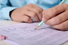 Cermat školství ničí, míní lektor. Testy tvoří experti, oponuje Krejčí