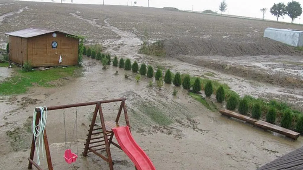 Voda z polí obyvatelům zaplavila zahrady
