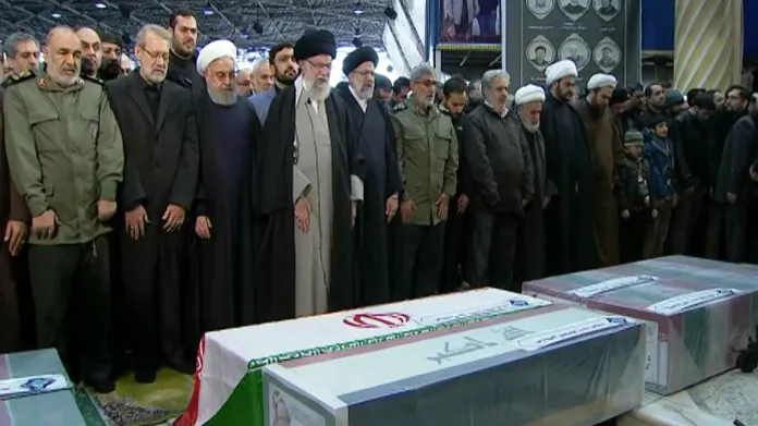 Alí Chameneí u rakve generála Solejmáního