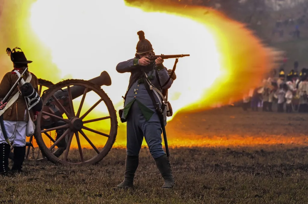 Voják střílí během rekonstrukce bitvy tří císařů