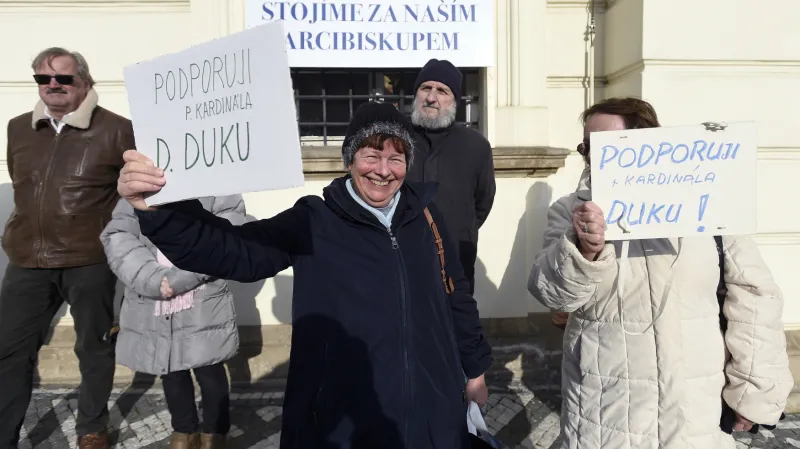 Před Arcibiskupským palácem se sešli i příznivci kardinála Dominika Duky