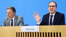 Ministr vnitra Alexander Dobrindt se šéfem Spolkového kriminálního úřadu Holgerem Münchem