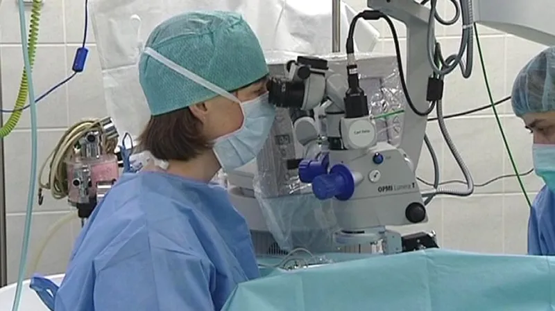 Lékařka během operace