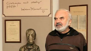Zdeněk Svěrák vedle busty Járy Cimrmana