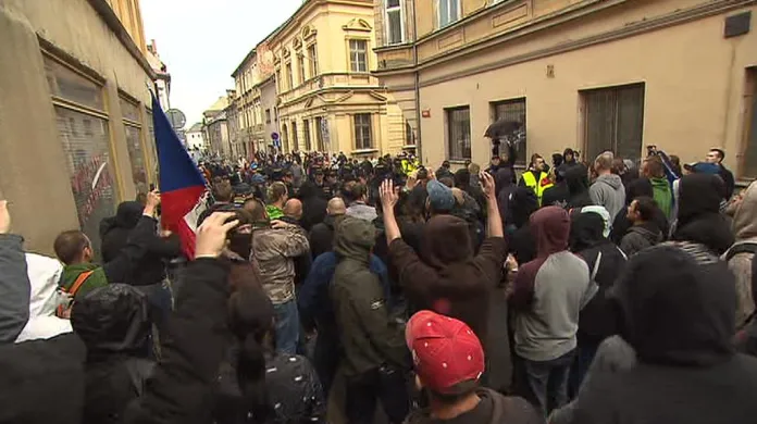 Po demonstraci proti romské kriminalitě se část účastníků vydala na pochod, zastavila je policie.