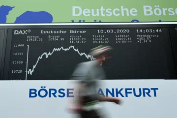 Evropské akcie se po propadu nadechly a opět klesly. Posílily naopak trhy v Asii a USA