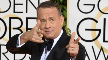 Tom Hanks při příjezdu na udílení cen Zlatý glóbus