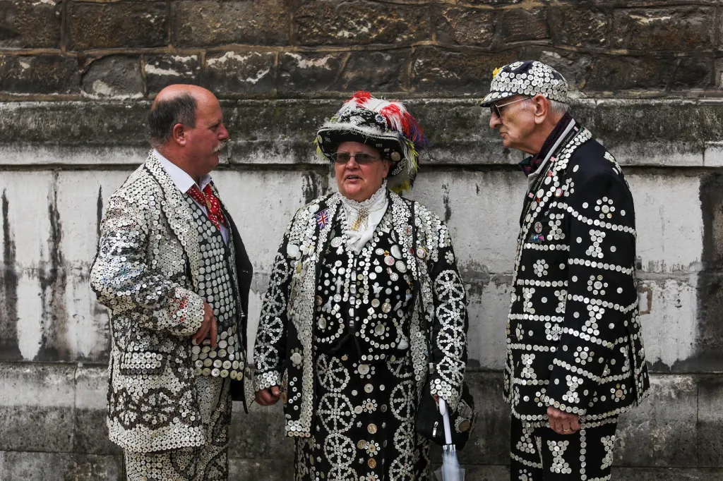 Perlový král a královna diskutují před začátkem 125 let starého Harvest festivalu v Guildhall v Londýně