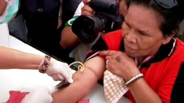 Thajští demonstranti symbolicky obětují krev