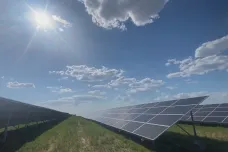Solární elektrárny jsou zdrojem elektřiny pro statisíce Ukrajinců, jejich produkce ale nestačí pokrýt ztráty