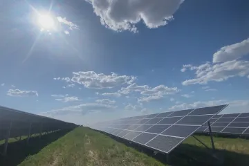 Solární elektrárny jsou zdrojem elektřiny pro statisíce Ukrajinců, jejich produkce ale nestačí pokrýt ztráty