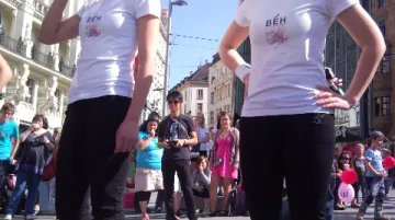 Běh na podpatcích na Náměstí Svobody v Brně