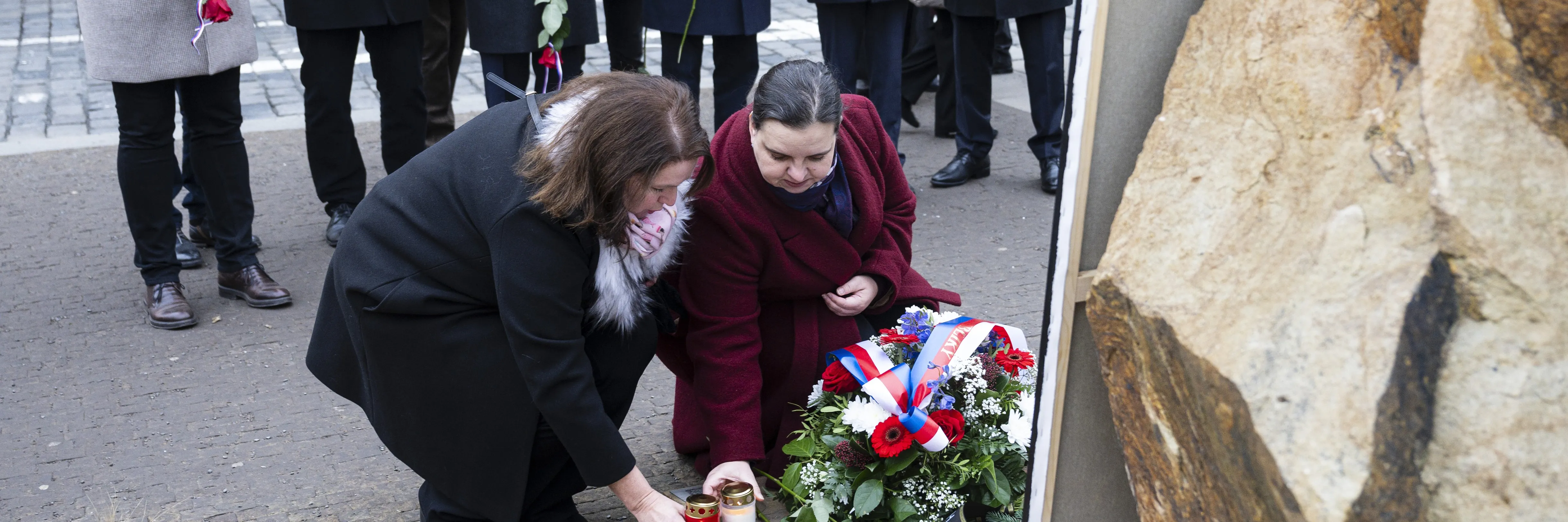 Lidé si připomínají památku obětí předloňské tragédie na filozofické fakultě
