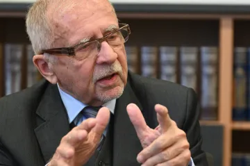 Ombudsman: Odmítnout seniorovi krátkodobý úvěr jen kvůli věku je diskriminace