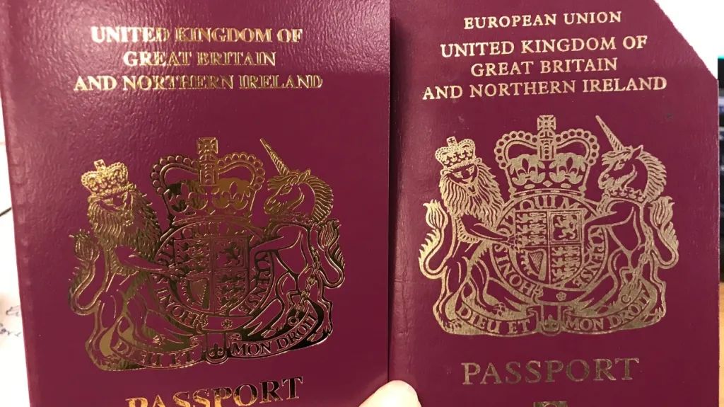 Britské úřady začaly vydávat cestovní pasy bez nápisu Evropská unie