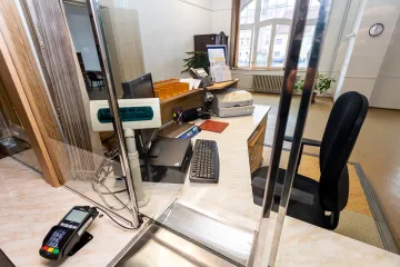 Transformace pošty vyjde na více než osm miliard, řekl Rakušan. Osamělé pobočky se rušit nemají