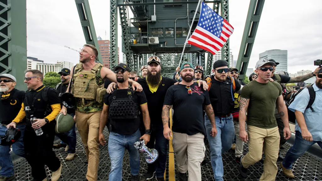 Členové skupiny Proud boys při protestech z roku 2019 včetně Josepha Biggse (v zelené čepici)