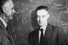 Oppenheimer jako napůl Prometheus, napůl Sheldon Cooper dal lidem sílu jádra