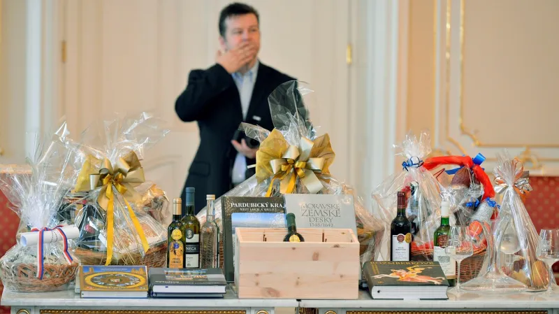 Hejtmani přivezli na setkání s prezidentem produkty ze svých regionů