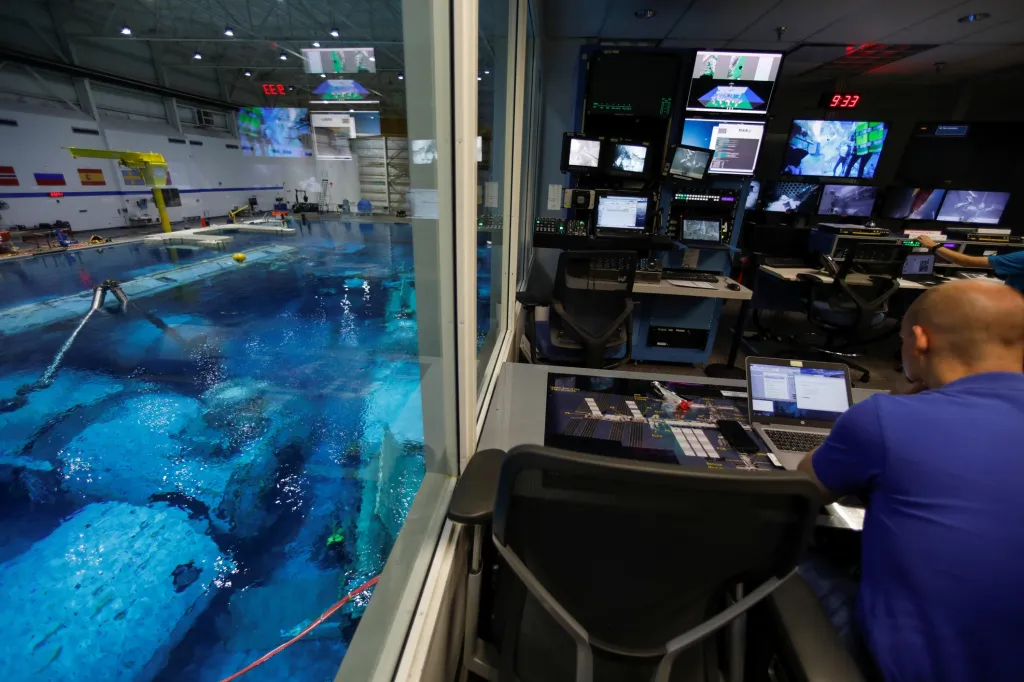 V kontrolním centru technici dohlíží na průběh výcviku na monitorech i na vlastní oči