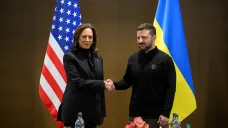 Americká viceprezidentka Kamala Harrisová a ukrajinský prezident Volodomyr Zelenskyj na mírovém summitu