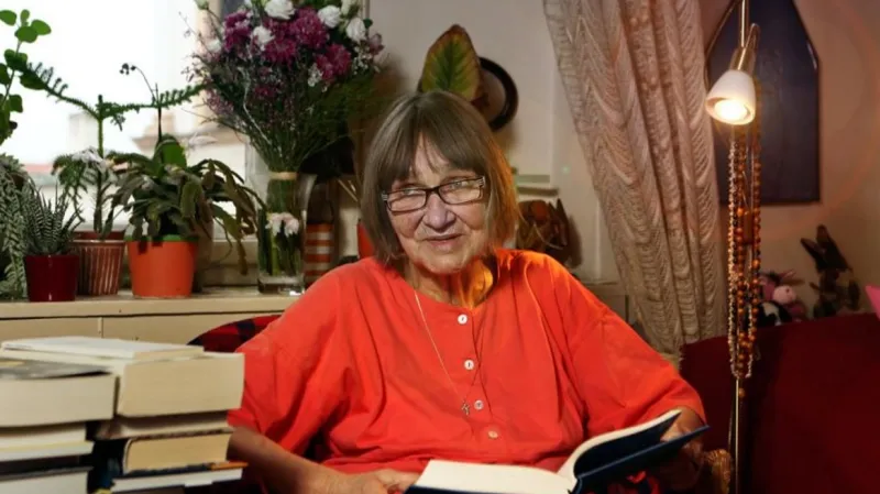 Dana Němcová ve svém bytě v Ječné ulici. Ten se stal v době normalizace místem setkávání pražské intelektuální opozice a undergroundu.