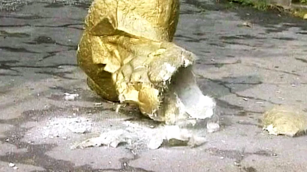 Rozbitá bysta Muammara Kaddáfího