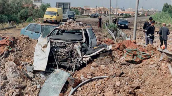 Italský vyšetřující soudce Giovanni Falcone zahynul  při výbuchu nálože nastražené na dálnici u sicilského Palerma.