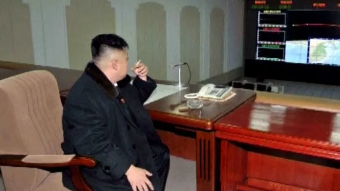 Kim sleduje vypuštění satelitu
