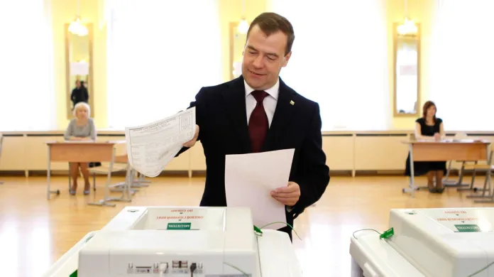 Dmitrij Medvěděv u volební urny
