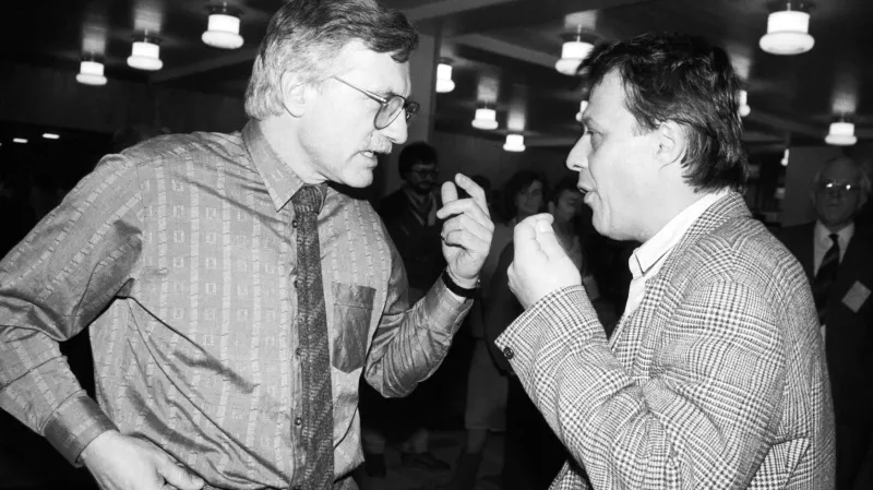 Václav Klaus s Petrem Uhlem na pracovním setkáním OF (1990)
