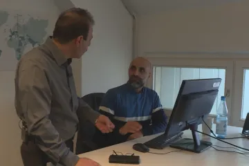 Skupina Syřanů pátrá po někdejších Asadových důstojnících. V Evropě se jich zřejmě skrývá více než tisíc