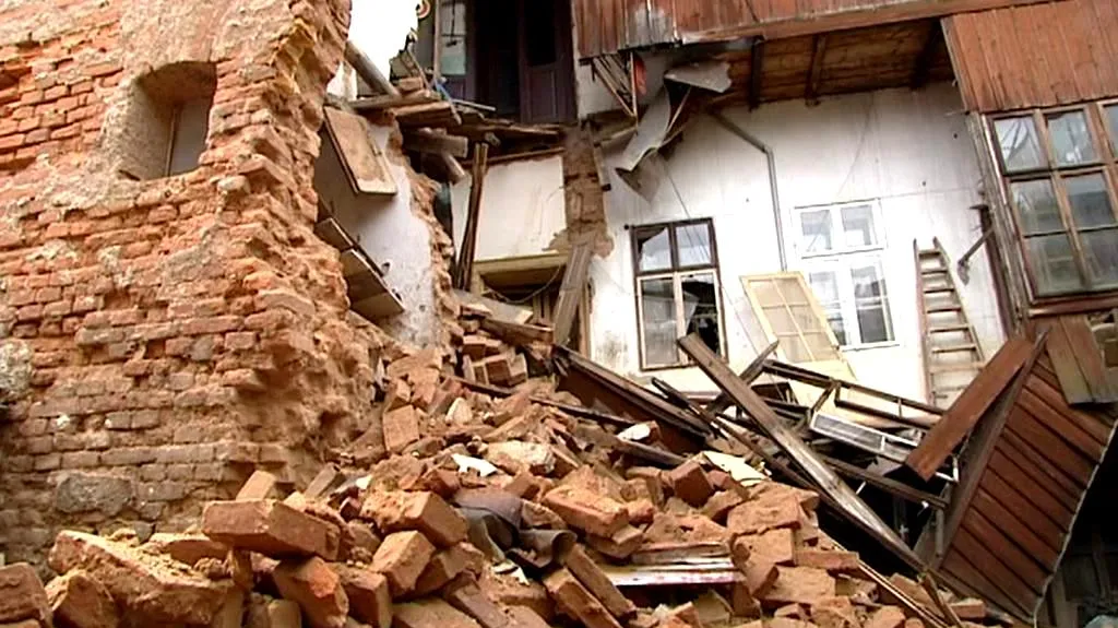 Poničený dům v Novém Bydžově