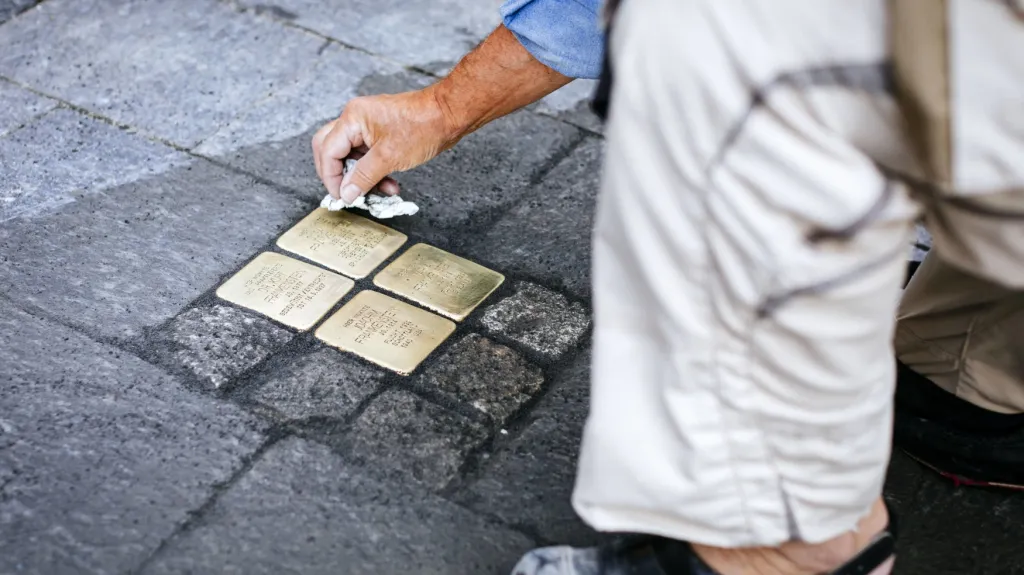 Pokládka stolpersteinů