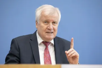 V Německu narostl počet pravicových radikálů. Jde o největší nebezpečí, varuje Seehofer