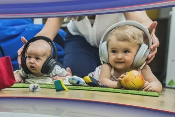 Kdy přesně se děti naučí rozpoznat rodný jazyk? I to zkoumá tým českých expertů