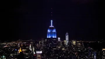 Empire State Building se zbarvil do modra