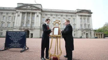 Narození princezny oznamuje i cedule před Buckinghamským palácem