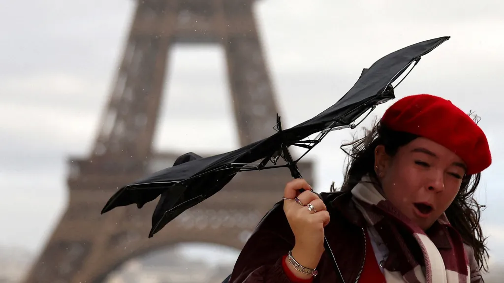 Žena drží deštník na náměstí Trocadéro v Paříži, zatímco bouře Benjamin zasáhla části Francie (23. října 2025)
