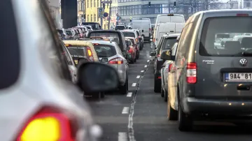 V Praze bude o ovzduší v pondělí jednat krizový štáb. Již o víkendu vyzval magistrát řidiče, aby omezili jízdu autem, dokud se vzduch nepročistí.