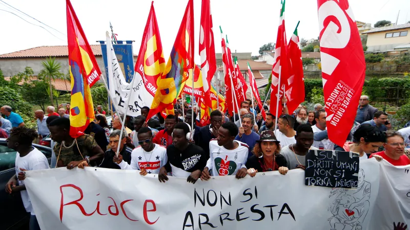 Demonstrace migrantů na podporu starosty Lucana